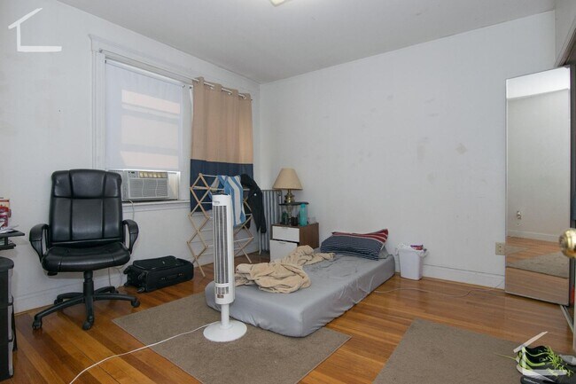 Foto del edificio - 9/1 Spacious top floor 4BR/2BA with heat inc, balcony!