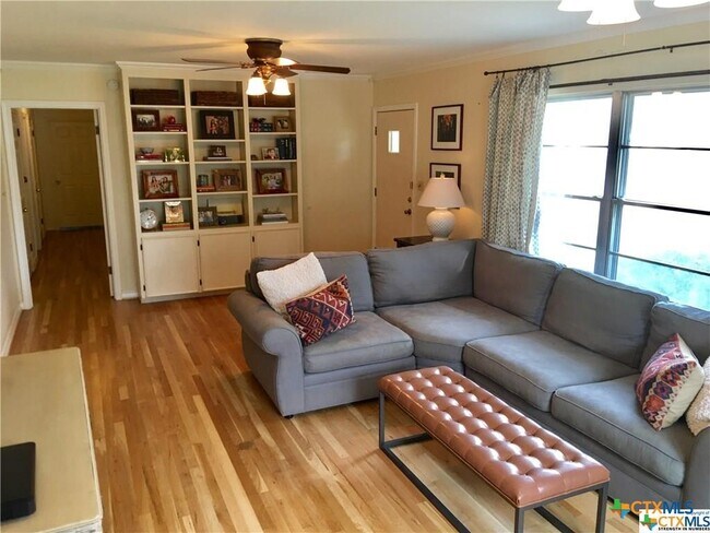 Foto del edificio - 890 Laurel Ln