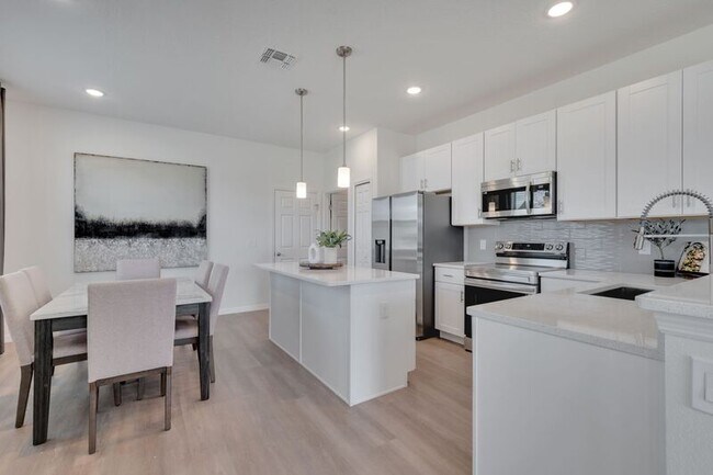 Building Photo - 2020 Marigold Park Dr