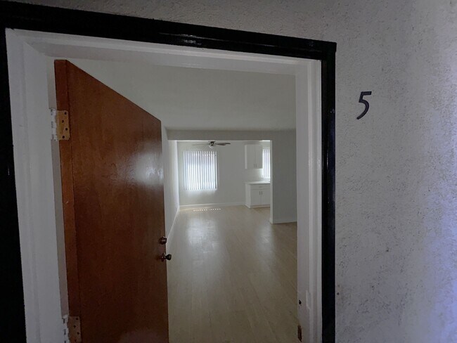 Building Photo - 803 S Crenshaw Blvd