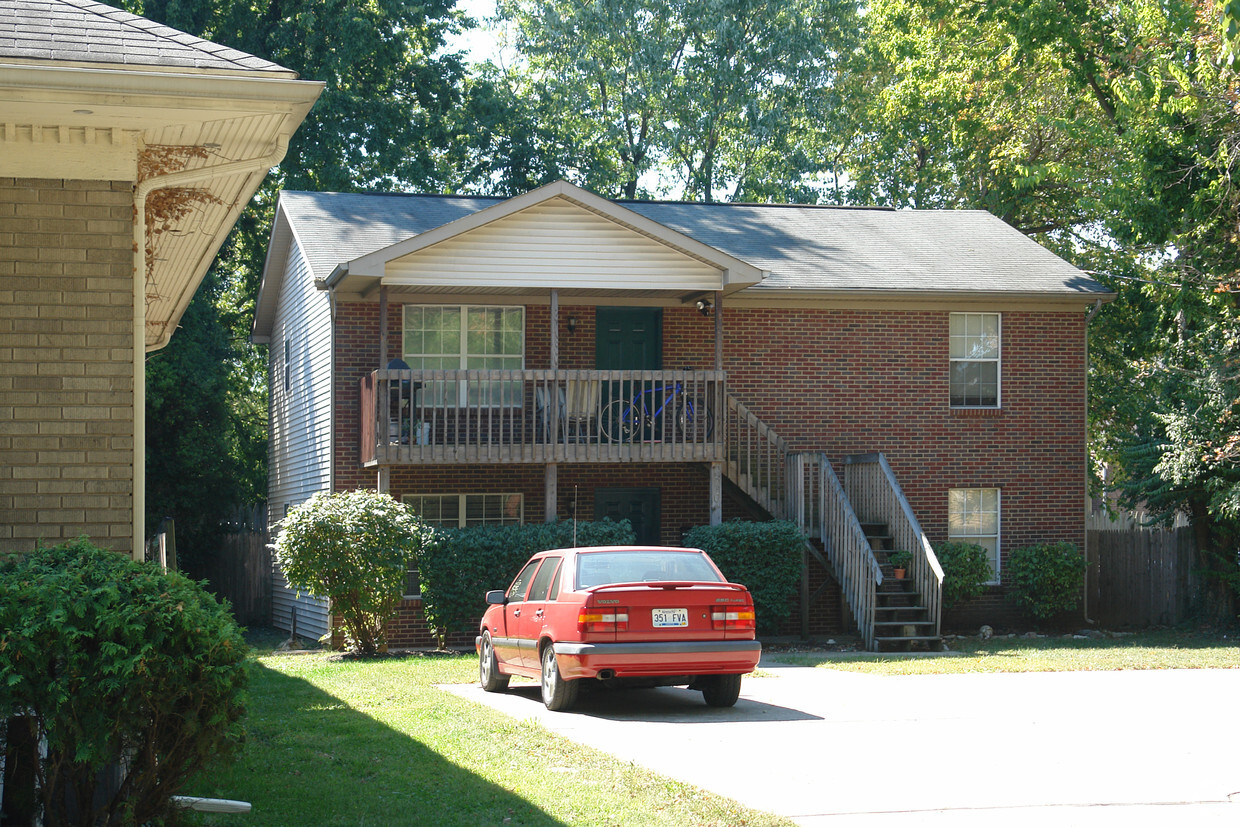 Primary Photo - 210 University Ave