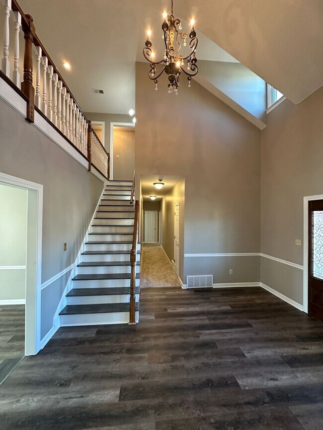 Foto del edificio - Elegant 4 BR w/POOL MAINTENANCE INCLUDED near Cherokee Valley Golf Club