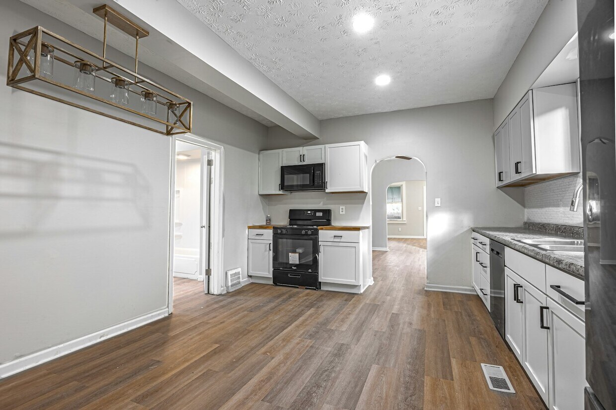 Primary Photo - 3240 W 56th St