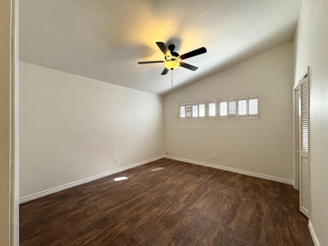 Foto del edificio - 777 Clouse Dr