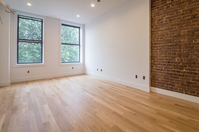 Primary Photo - 1008 Manhattan Ave