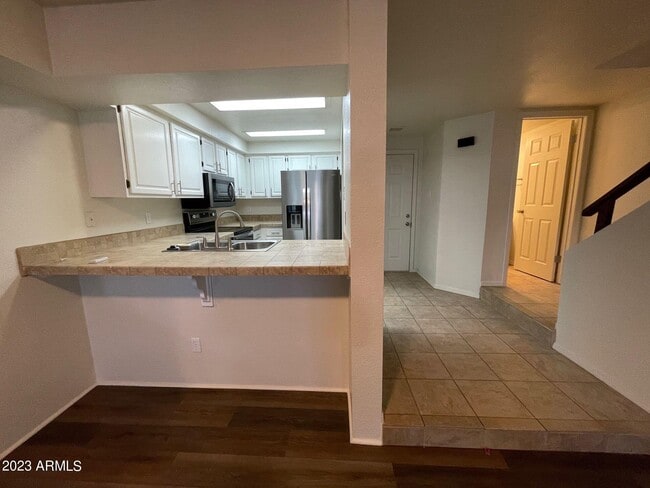 Building Photo - 2121 W Union Hills Dr