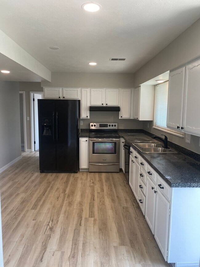 Foto del edificio - 8886-8888 Lowell Blvd (DUPLEX)