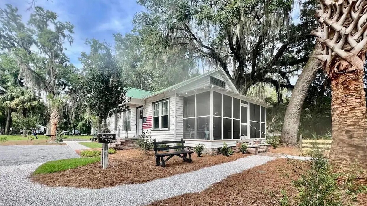 Primary Photo - Low Country Cottage located in the Heart o...