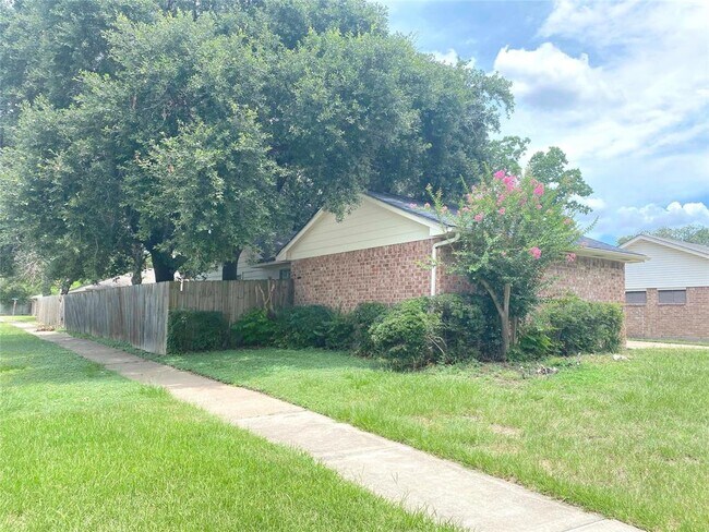 Building Photo - 16222 Summer Dew Ln