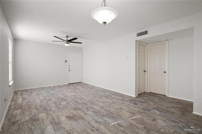Foto del edificio - 1006 W Kelly Ave