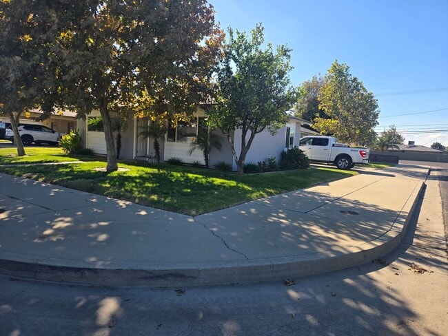 Building Photo - 2 Br 1 Ba available Now