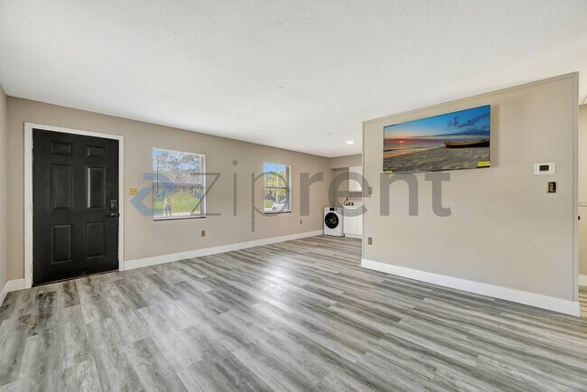 Building Photo - Unit A