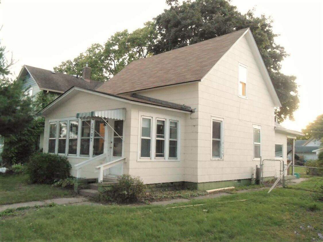 Primary Photo - House with Large Yard and Garage