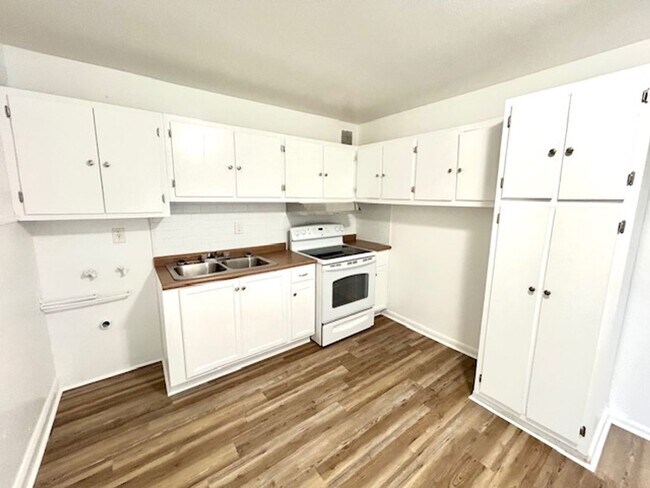 Foto del edificio - 3 BEDROOM/ 1 BATH COTTAGE WITH LARGE BACK ...
