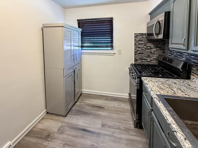 Foto del edificio - 8 West Side Ave