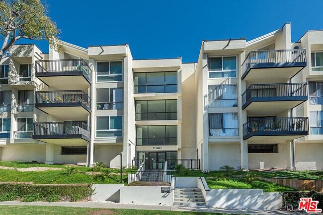 Foto del edificio - 1340 S Beverly Glen Blvd