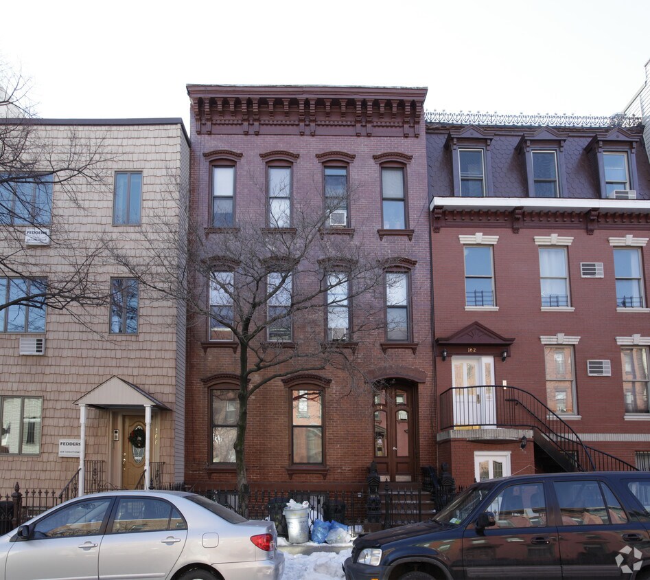 Building Photo - 164 India St