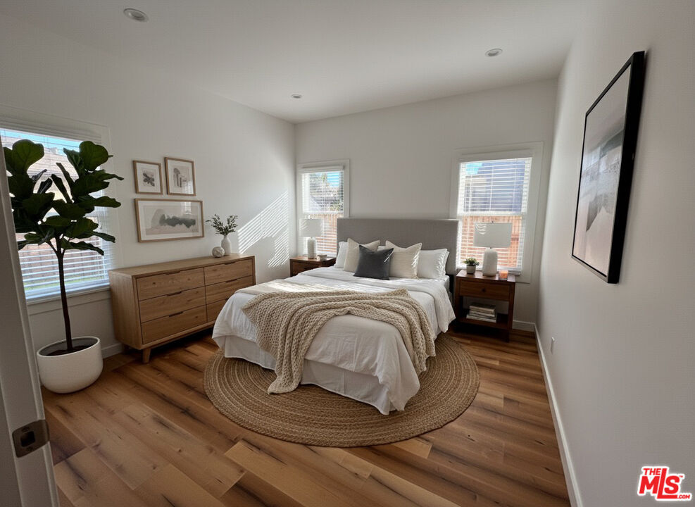 Foto principal - 1289 W 22nd St