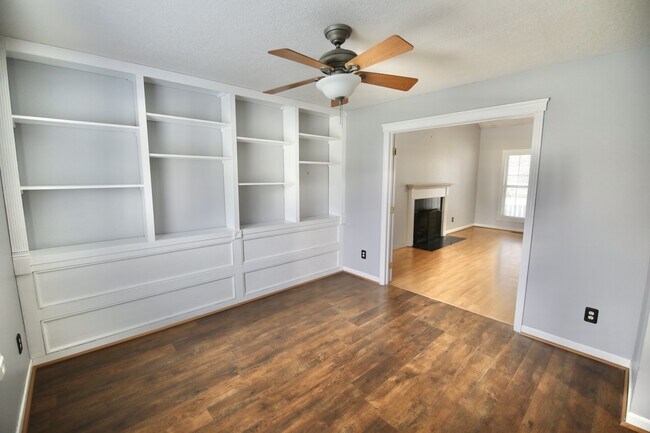 Foto del edificio - 4400 Greensbury Dr