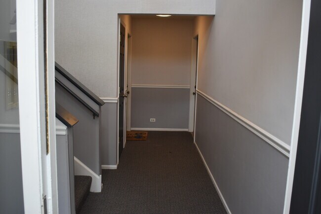 Building Photo - 932 Hidden Lake Dr