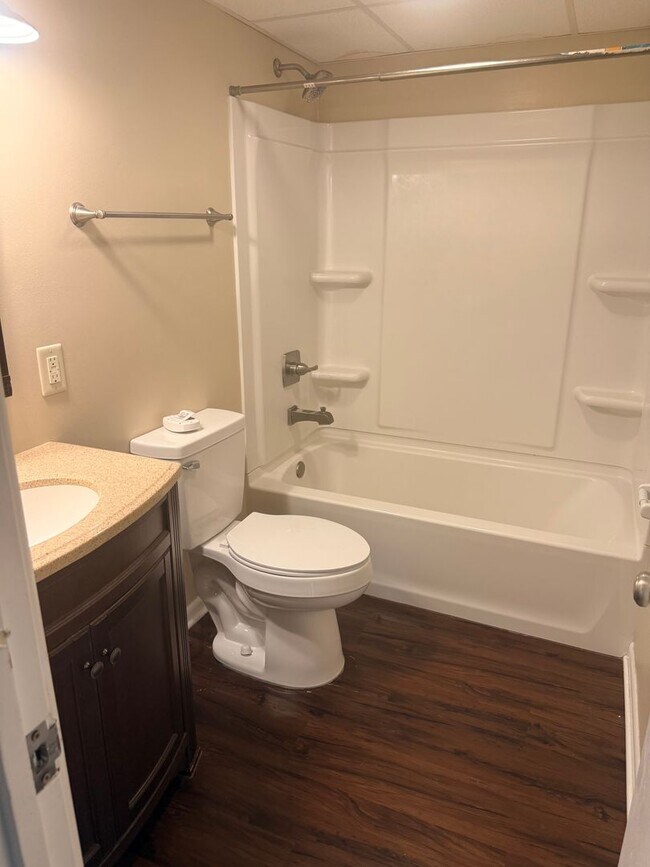 Foto del edificio - Spacious 2BR Condo – Pool Access & Utilities