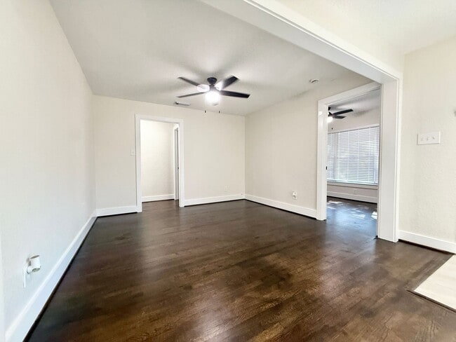 Building Photo - Incredible 5/2 Home in Lake Jackson! Lots ...