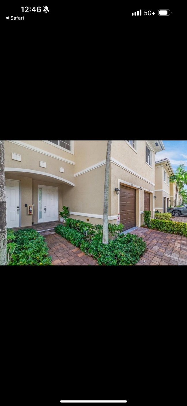 Building Photo - 2615 SW 81st Ter
