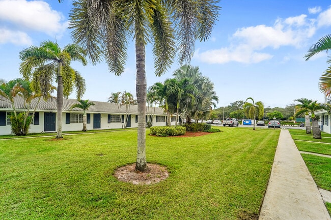 Building Photo - Centro Apartments - 3249 Coral Hills Dr.