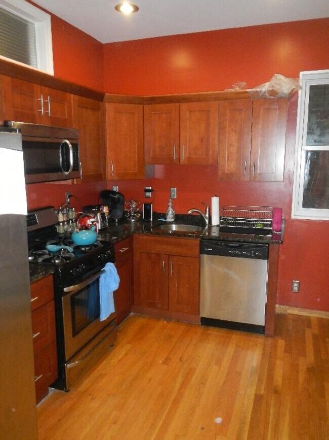 Building Photo - Central Location, In-Unit Washer and Dryer...
