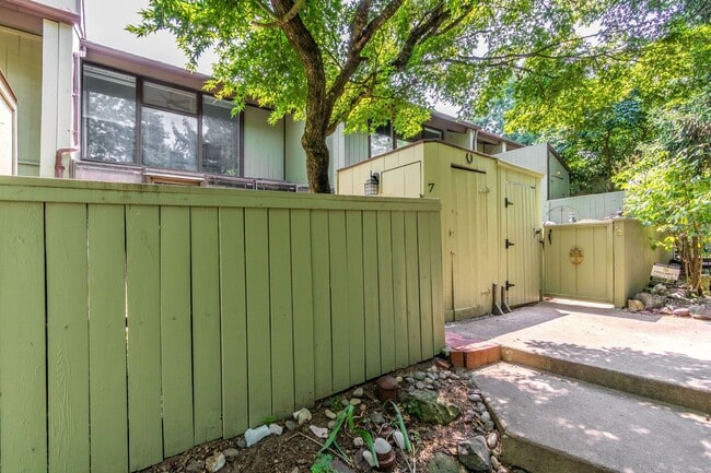 Building Photo - 7 Belaire Way