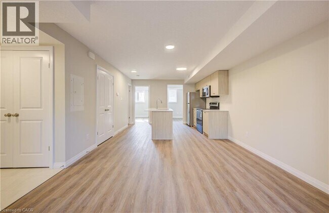 Photo du bâtiment - 410 Northfield Dr W