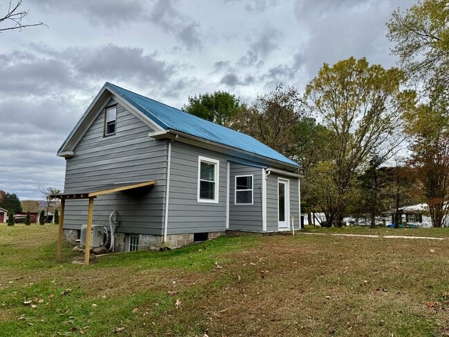 Building Photo - Charming Home in Pembroke with Yard & Storage