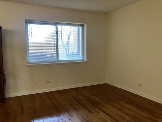 Building Photo - 4624 N River Rd