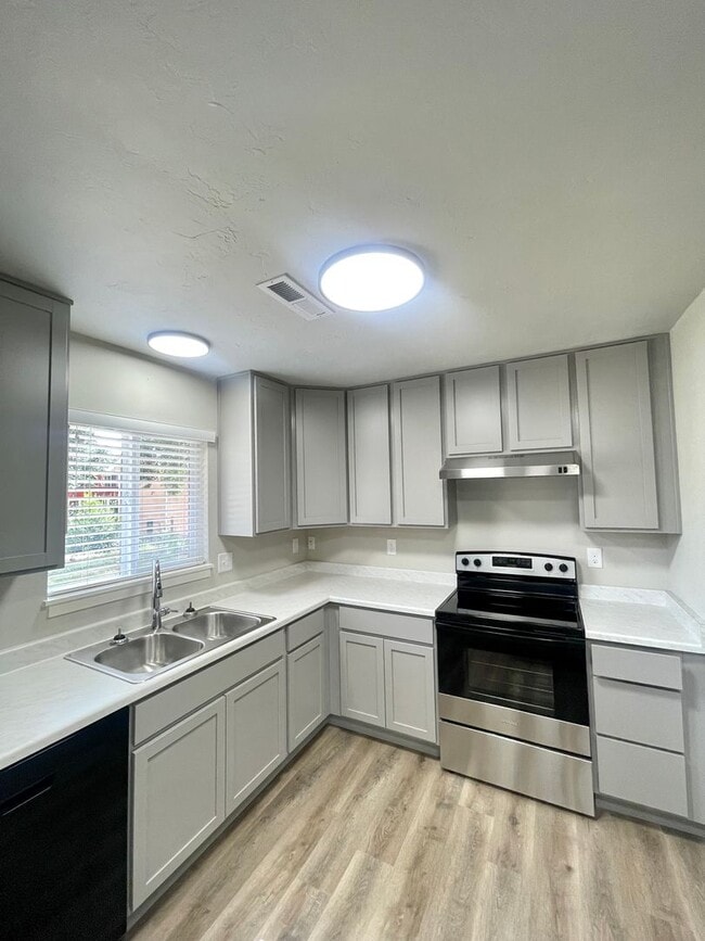Building Photo - 1011 De La Vista Ln