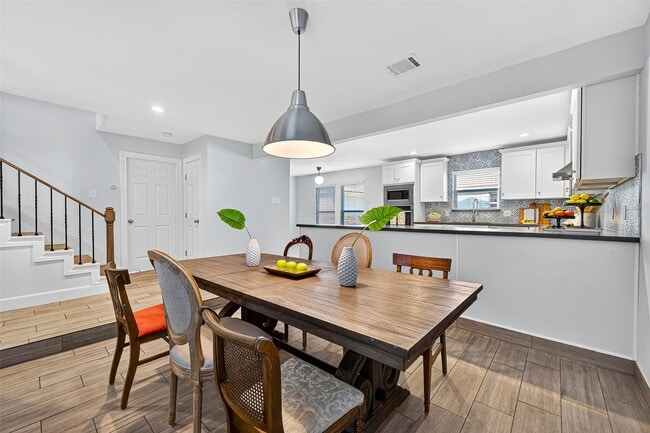 Building Photo - 818 Silvergate Dr