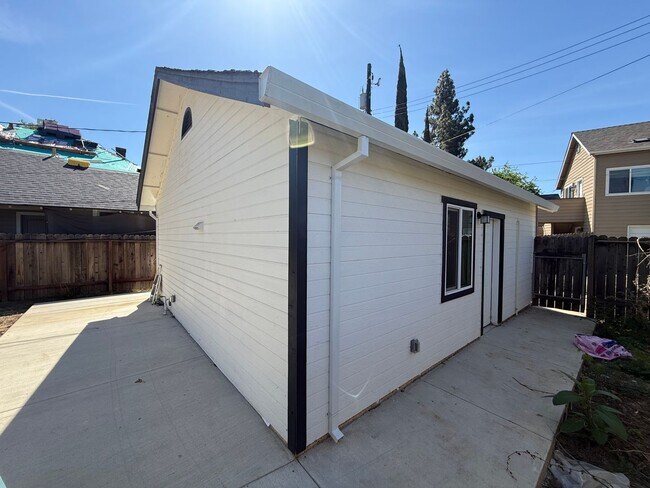 Foto del edificio - AVAILABLE NOW!  Newly Remodeled 1 bedroom, 1 bath in downtown area, won't last long!