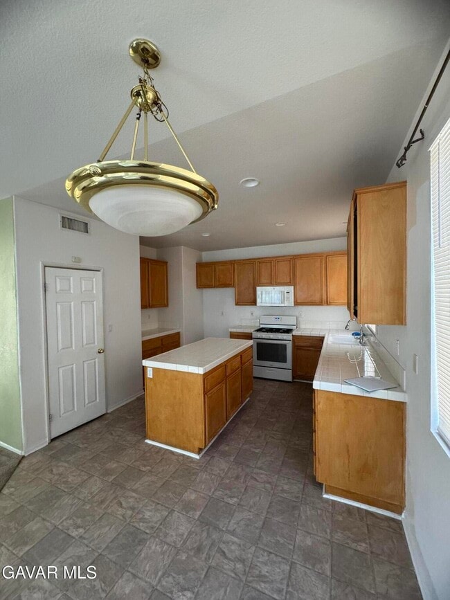 Building Photo - 39333 Bastille Ln