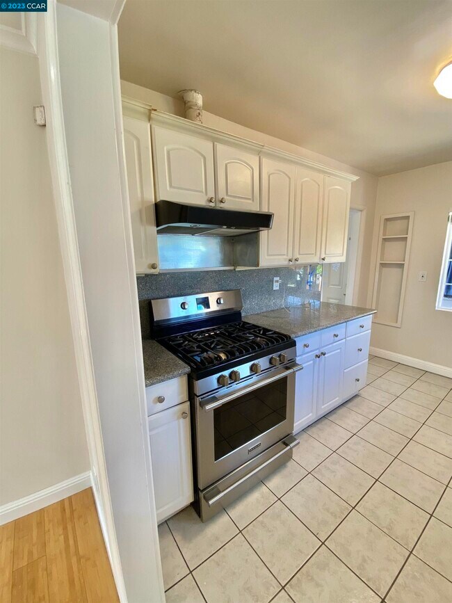 Building Photo - 1420 Meadow Ln