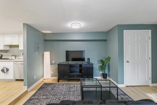 Foto del edificio - #778 Queen room in Oakland 3-bed / 1.0-ba