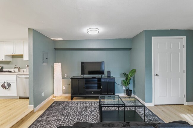 Building Photo - #778 Queen room in Oakland 3-bed / 1.0-ba