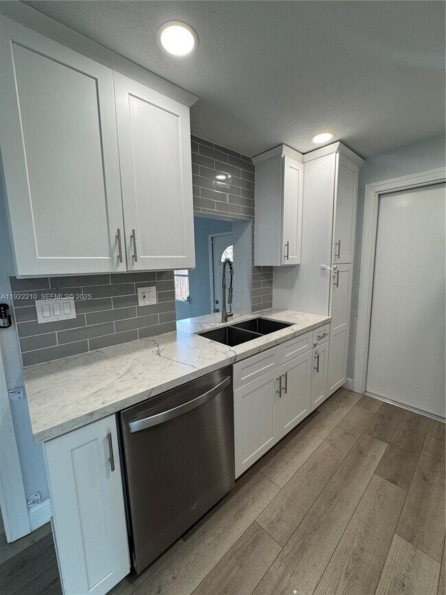 Foto del edificio - 6868 NW 28th St