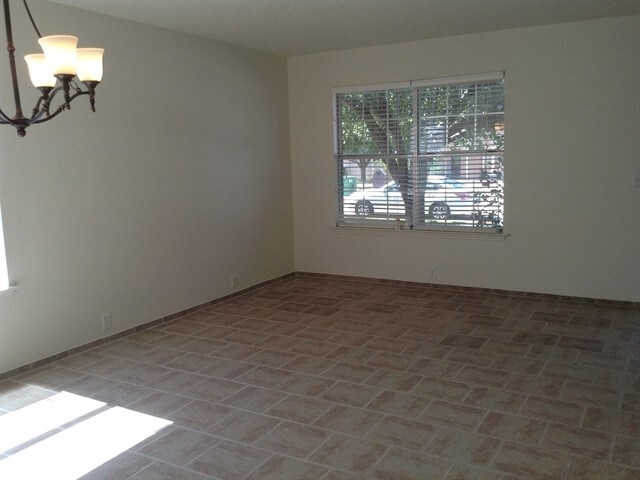 Foto del edificio - 1300 Springcreek Drive