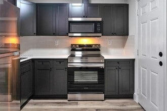 Building Photo - 4037 SW 65th Ave