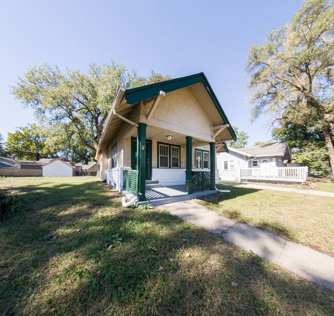 Building Photo - Spacious 3 Bedroom 1 Bathroom Home