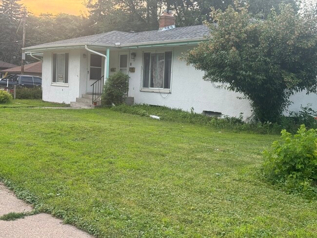 Front - 1379 Idaho Ave E