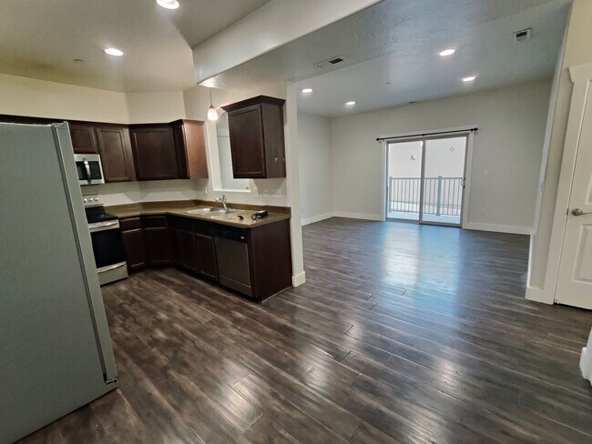 Building Photo - Charming 3-Bed, 2-Bath Condo