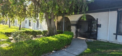 Building Photo - 1319 Oakwood Dr W