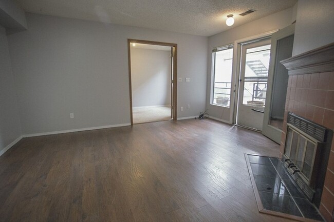 Foto del edificio - NICE 2-BDRM CONDO WITH FIREPLACE, GARAGE, ...