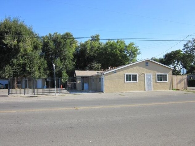 Primary Photo - 2404 N Cherokee Ln
