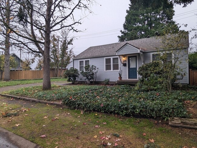 Building Photo - Spacious 2-Bedroom, 1-bath Home Close To Owen Rose Gardens!